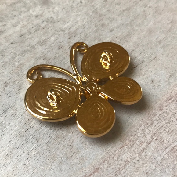 St John butterfly button 🦋 - Picture 3 of 5